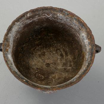 TRÄDGÅRDSURNA, gjutjärn, bär datering 1789.