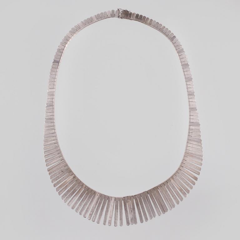 COLLIER, silver, kattfotstämplat. Vikt 34,2 gram.