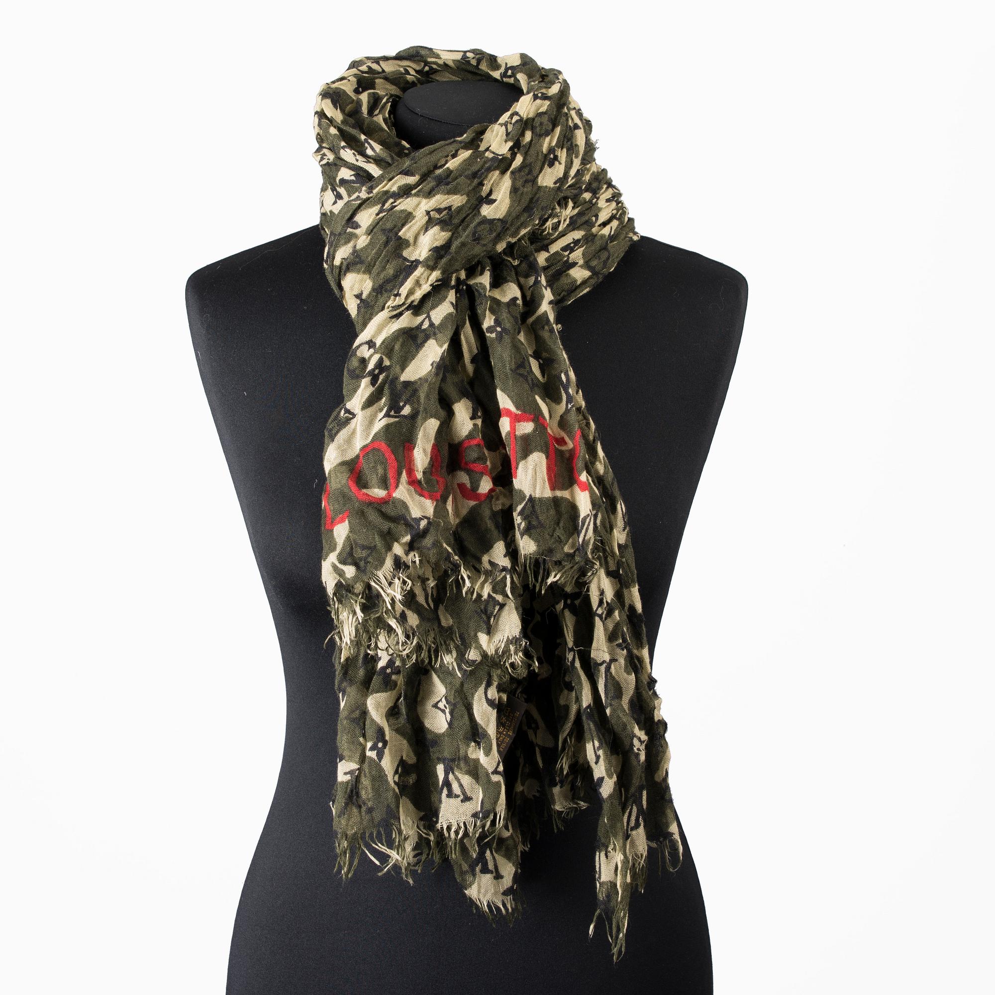 SCARF, Louis Vuitton.
