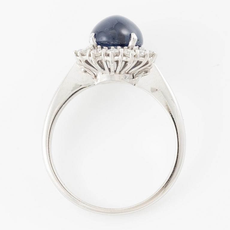 Ring in 18K white gold set with a cabochon-cut sapphire and brilliant-cut diamonds.