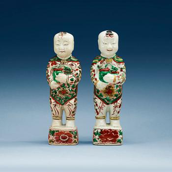 A pair of famille verte figures, Qing dynastin, Kangxi (1662-1722).