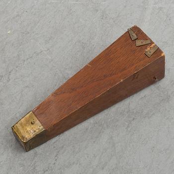 An early 20th century gustavian style chest of drawers.
