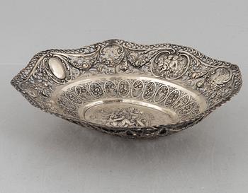 A silver 830 bread basket, Germany, circa 1900.