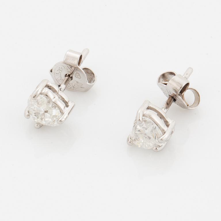 Heart brilliant diamond earrings, GIA-certificate.