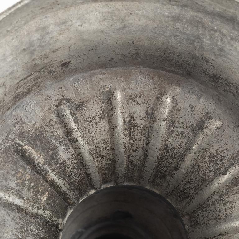 Ljusstakar, ett par, tenn, Carl Gustaf Malmborg, sannolikt 1791, Gustavianska. Fyrstämplade.