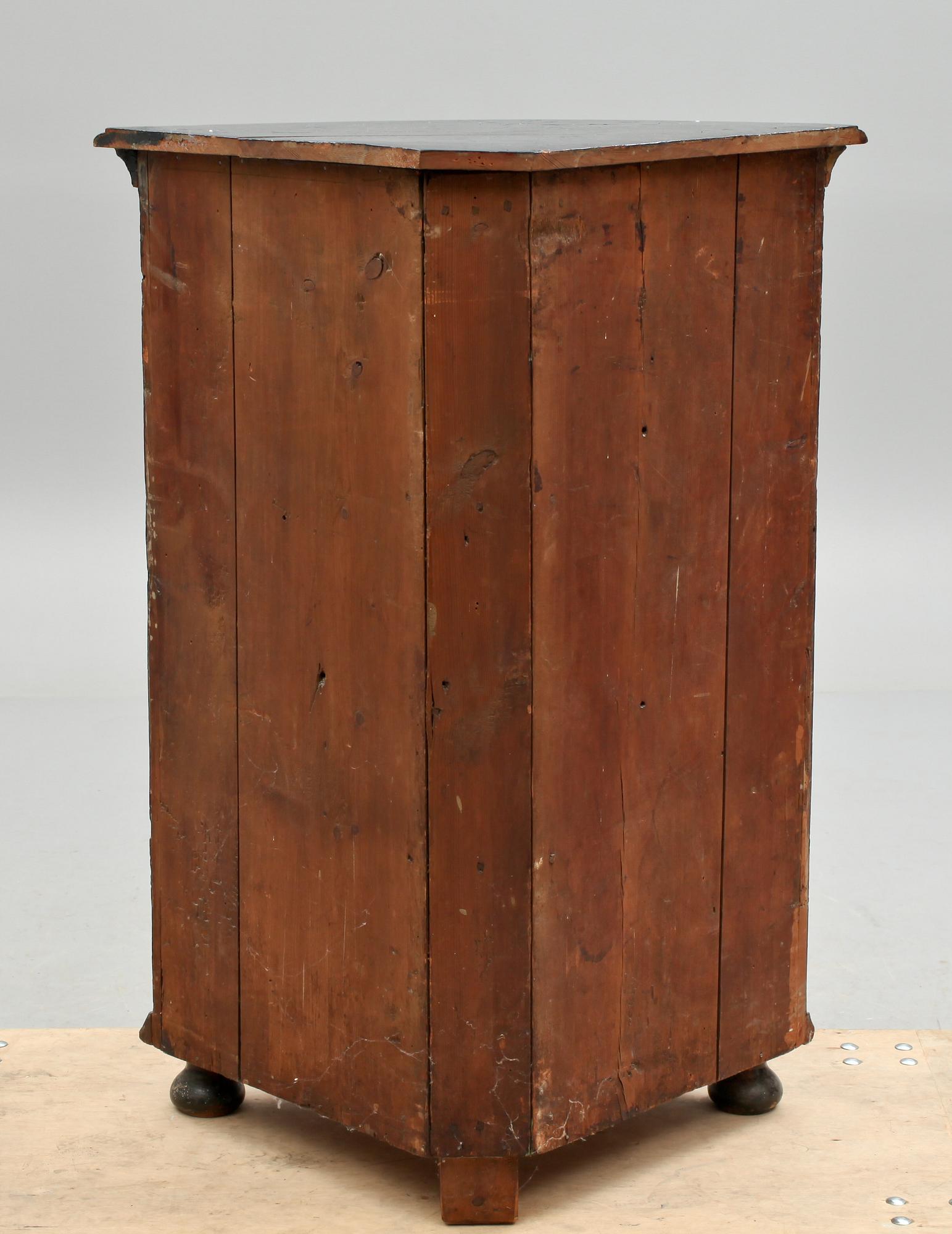 HÖRNSKÅP, allmoge, 1800-tal.