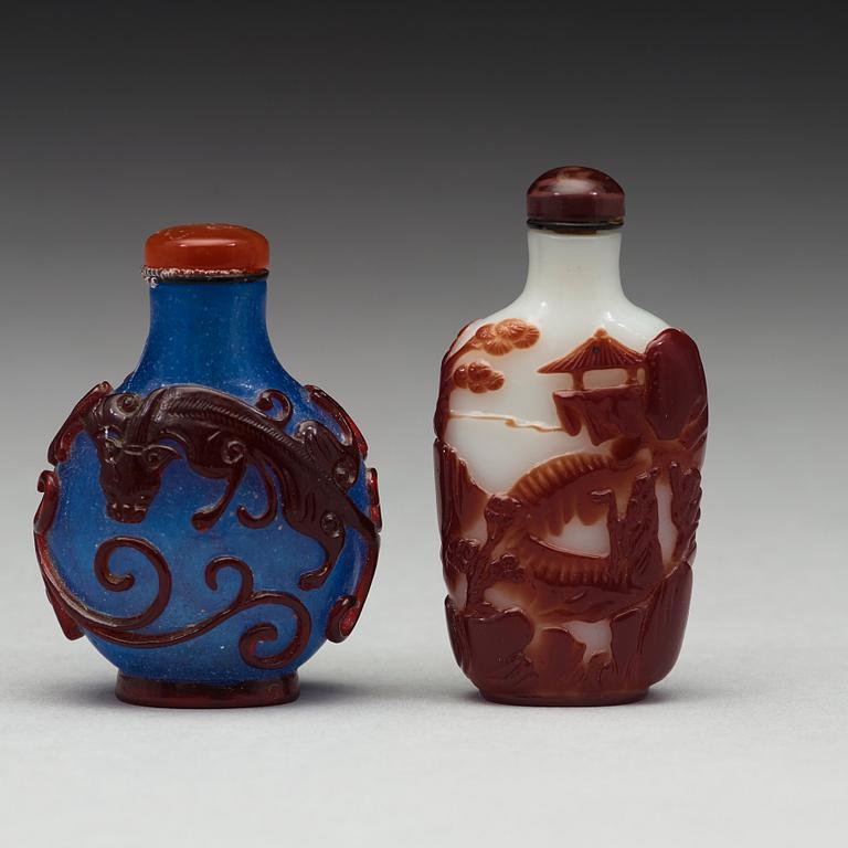 SNUSFLASKOR, två stycken, pekingglas. Kina, 1900-tal.