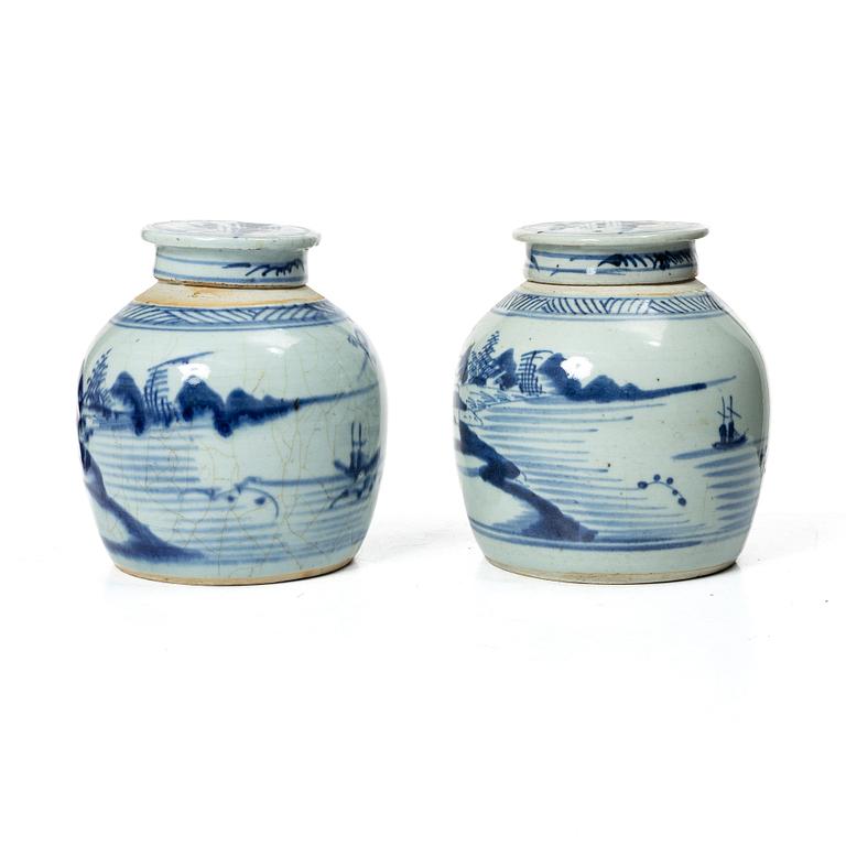 Two Chinese blue and white porcelain jars with cover, late Qing dynasty, 19th century.