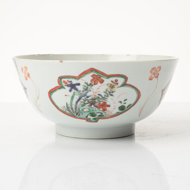 A Chinese famille verte porcelain bowl, Qing dynasty, Kangxi (1662-1722).