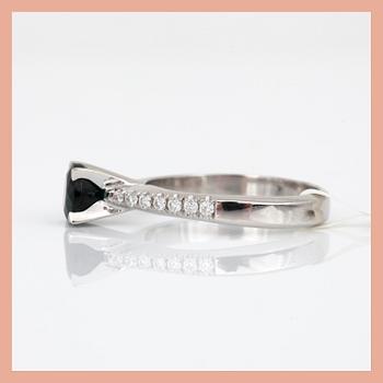 RING, 18K vitguld med grön turmalin, ca 1,18 ct och briljantslipade diamanter, tot ca 0,20 ct. Total vikt ca 4,49 g.