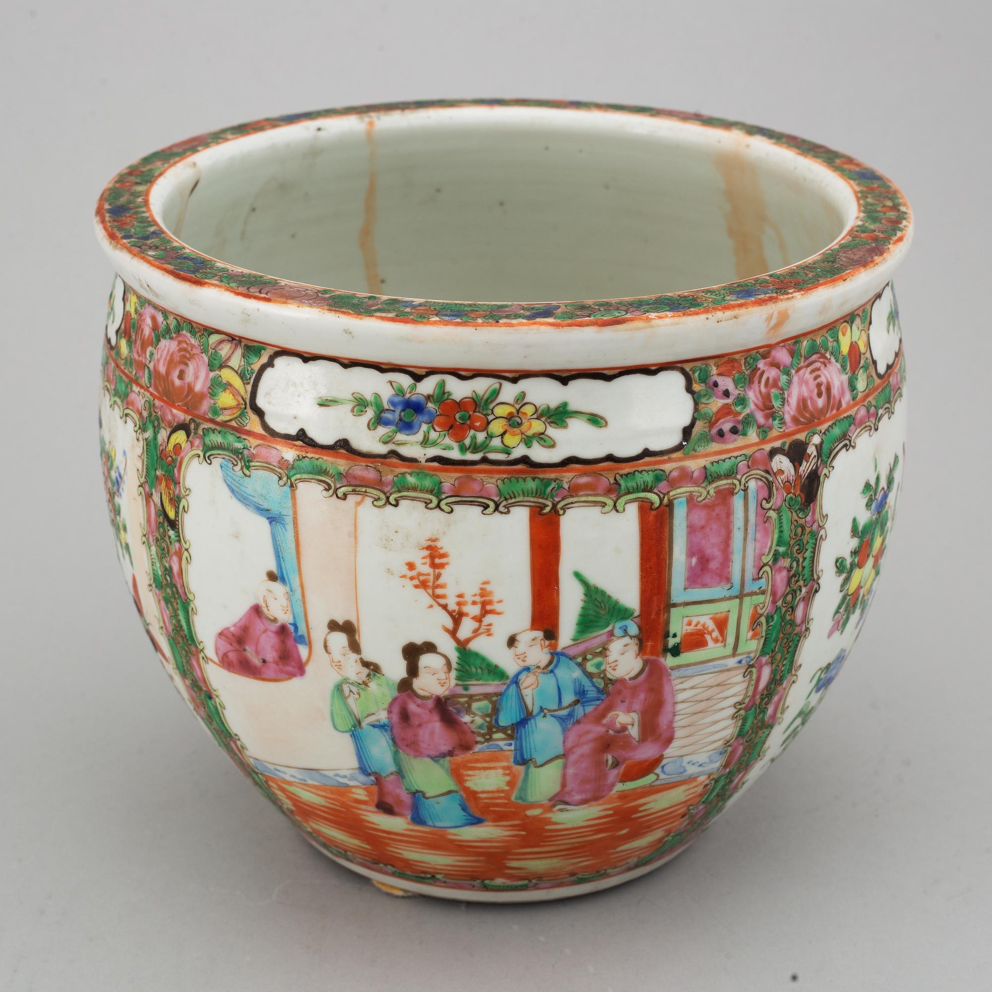 A famille rose canton basin, Qing dynasty, late 19th century.