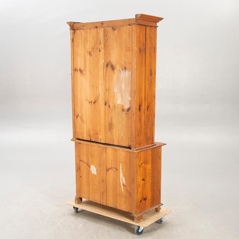 A pine display cabinet around 1900.