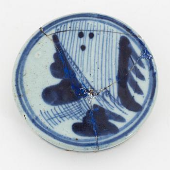 Two Chinese porcelain jars with cover, 19th/20th Century.