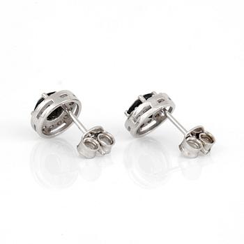 ÖRHÄNGEN, ett par, med gröna turmaliner totalt 1.04 ct och diamanter totalt 0.18 ct.