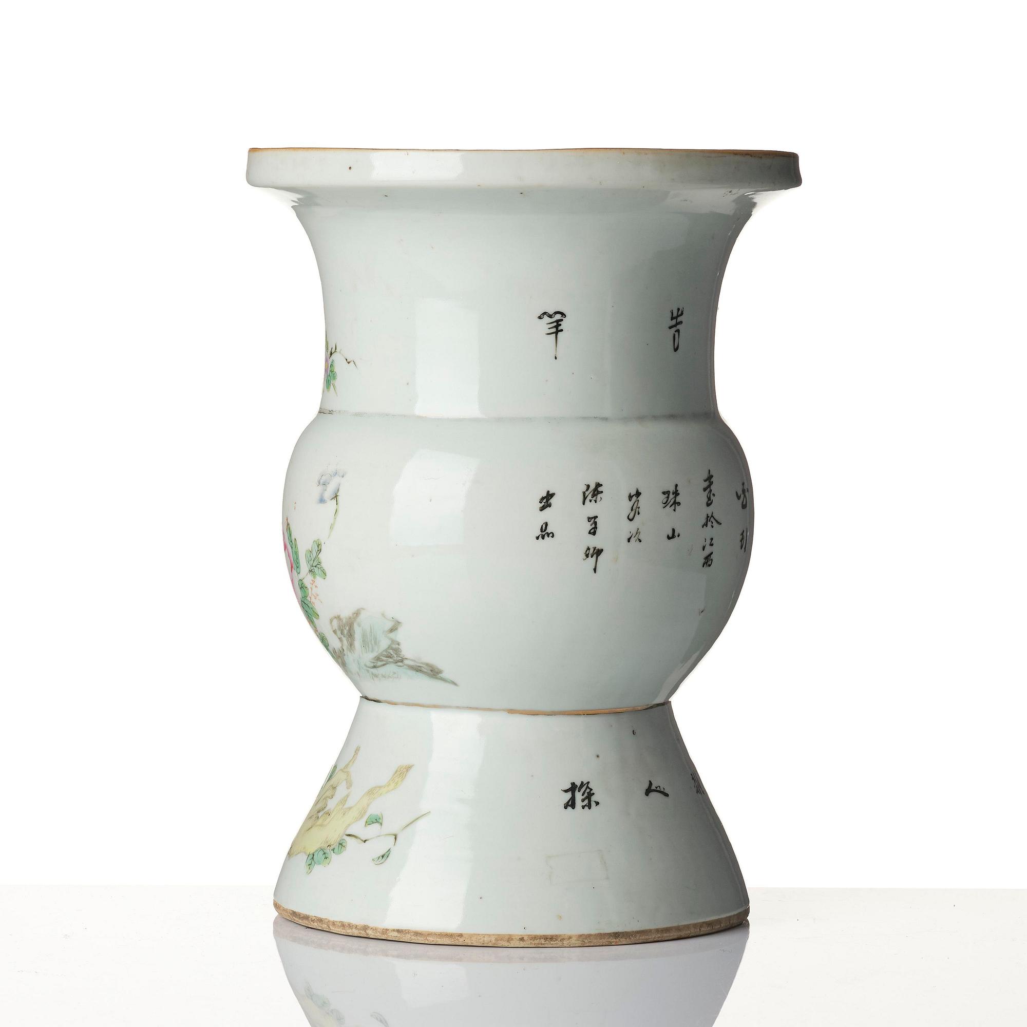 A famille rose vase, early 20th century.