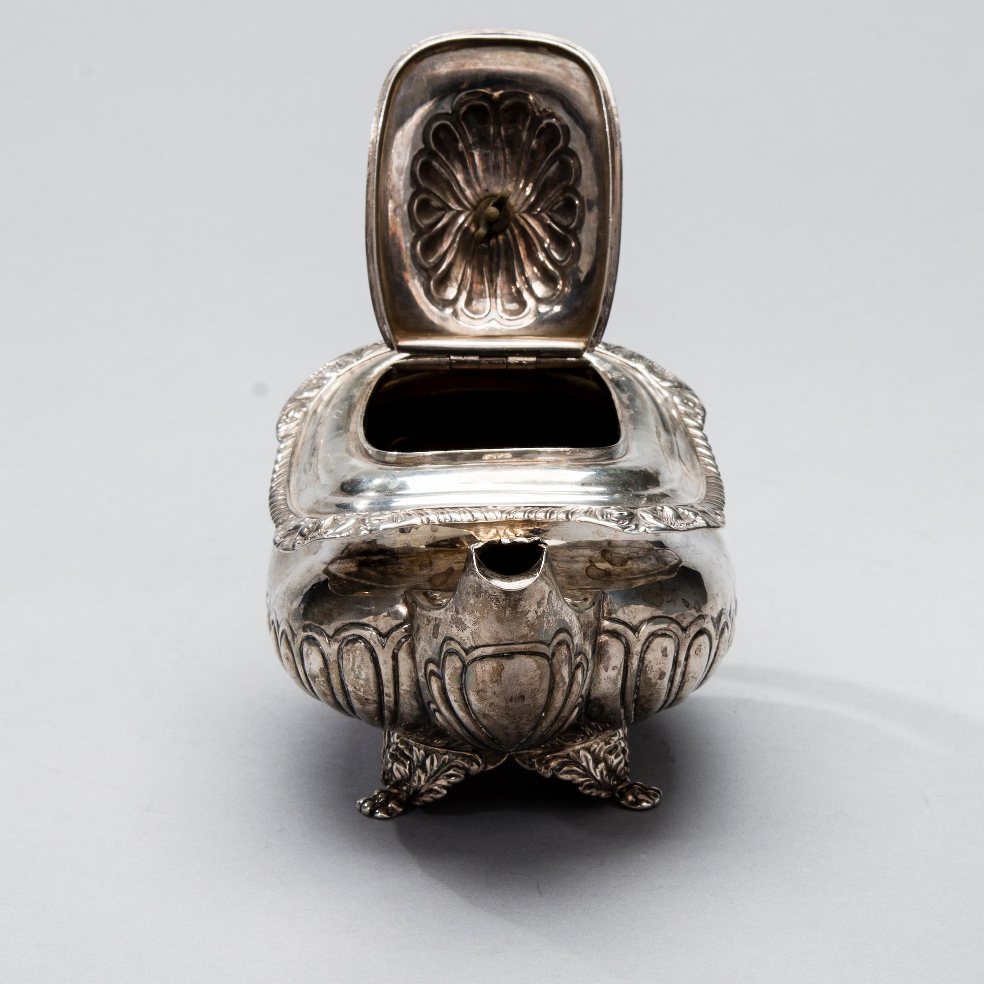 TEKANNA, silver, London, England 1810. Vikt 685 g.