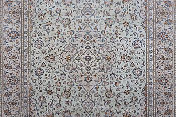 A Kashan carpet, c. 355 x 251 cm.