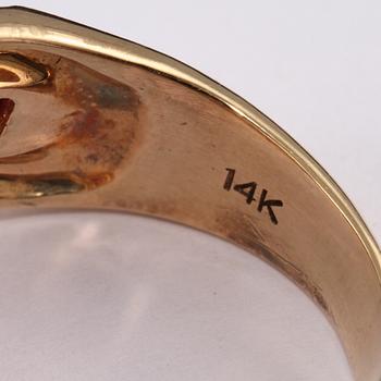 RING, 14k guld och vitguld med fasettslipade rubiner samt briljantslipade diamanter. Vikt 8 g.
