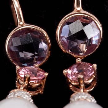 ÖRHÄNGEN, ett par. 14k guld med fasettslipade ametister, odlade sötvattenpärlor samt små diamanter. Vikt tot 5 g.