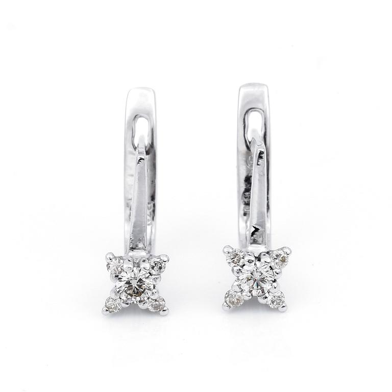 ÖRHÄNGEN, ett par, 14K vitguld med briljantslipade diamanter tot ca 0,42 ct. Vikt 3,9 gram.