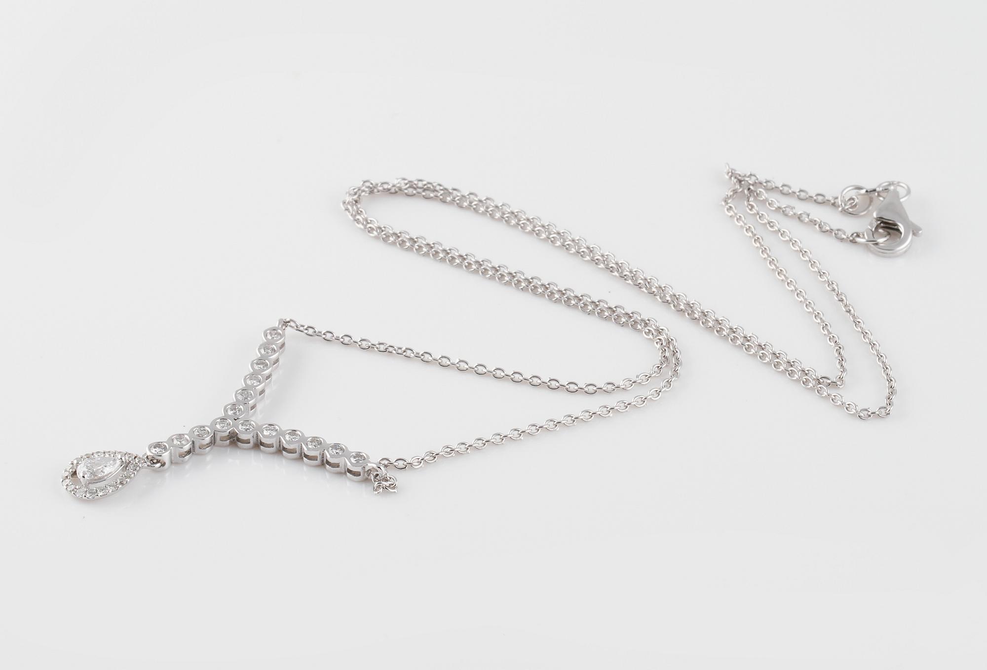 COLLIER, 18K vitguld med dropp- och briljantslipade diamanter ca 0.40 ct. Vikt 3,1 gram.