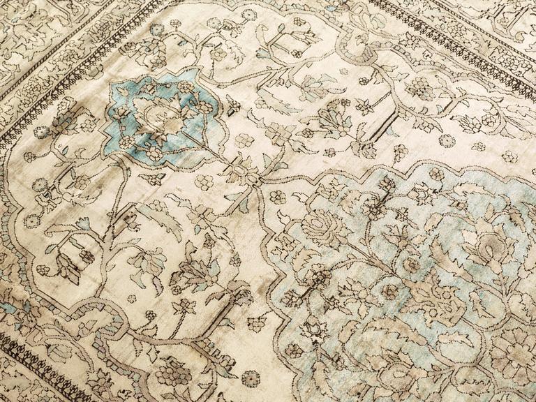 A CARPET, an antique silk Kashan/Tabriz (possibly a Kashan  Motachem), ca 199 x 126,5 cm.