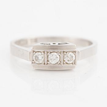 Ring 18K white gold set with round brilliant-cut diamonds.