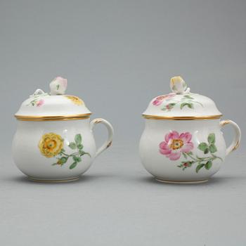 452324. CREMEKOPPAR MED LOCK, ett par, porslin, Meissen, märkta undertill.