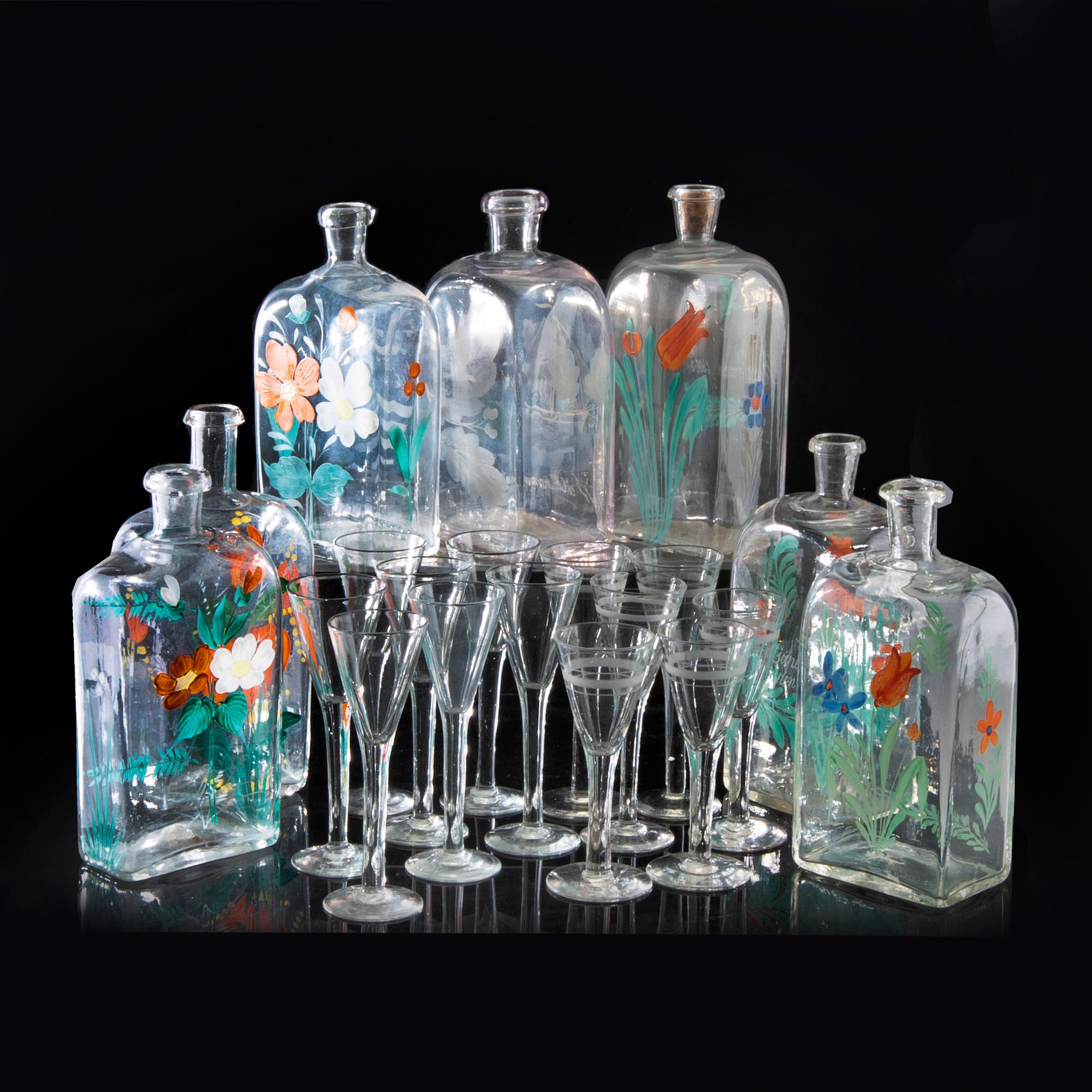 Snaspflaskor samt glas 7+11 st 1900-talets början.