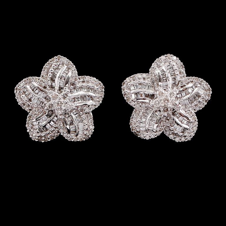 ÖRHÄNGEN, 1 par, 18 k vitguld, briljant och baguetteslipade diamanter tot ca 0.87 ct.