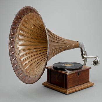 TRATTGRAMOFON, 1900-talets första hälft.