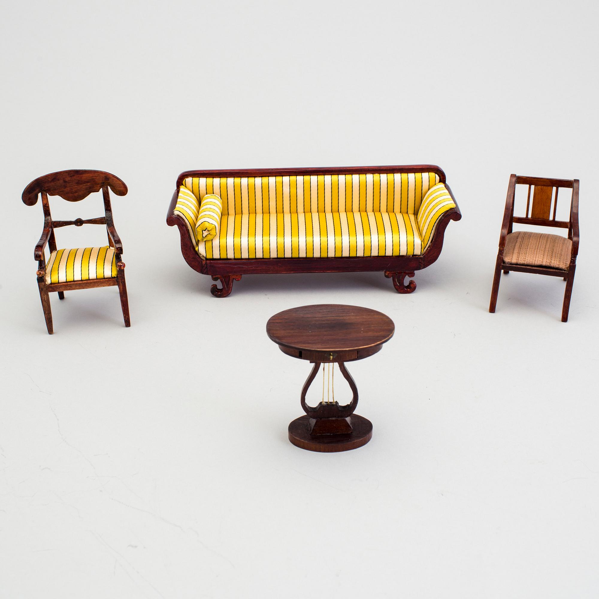 A lot of 22 pieces of doll house furniture by Carin Backlund, Sweden, late 20th century.