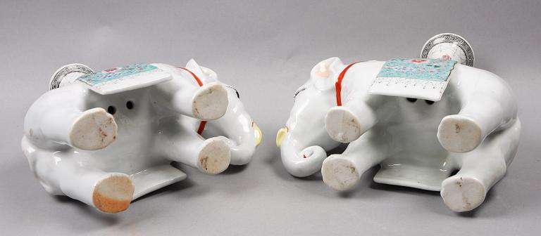 FIGURINER, ett par, porslin, Kina, 1900-tal.