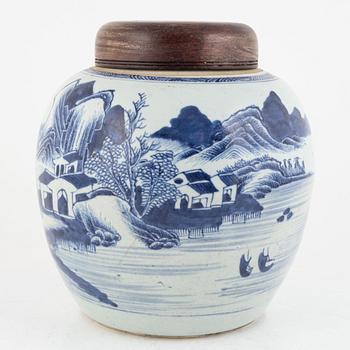 A blue and white Chinese porcelain jar with a wooden cover, Qing dynasty, 19th century.