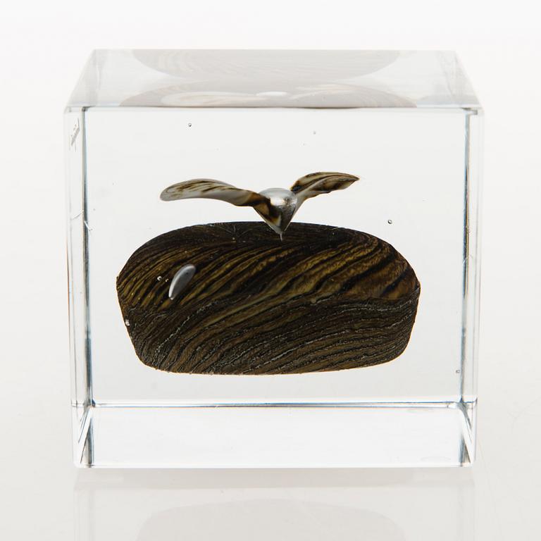 OIVA TOIKKA, A glass cube signed Oiva Toikka Nuutajärvi 1980 and numbered 847/1000.