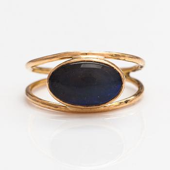 An 18K gold ring with an opal. Lagercrantz Jewellery, Tammisaari 2019.