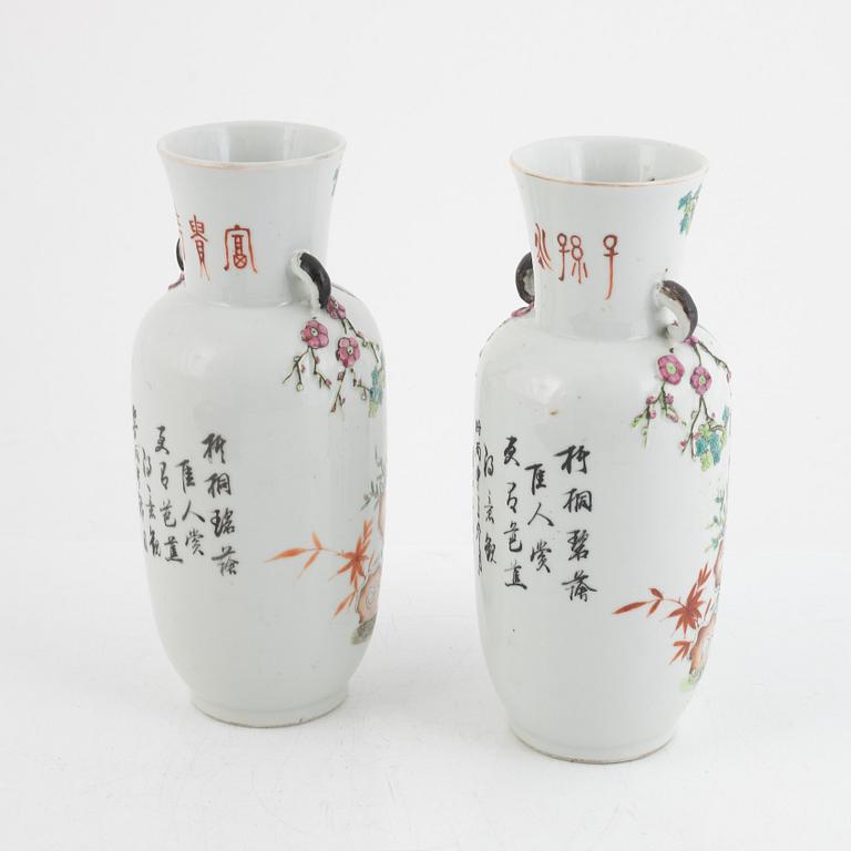 A pair of Chinese famille rose vases, first part of the 20th century.