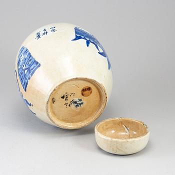 A large blue and white jar with cover, Qing dynasty, late 19th/early 20th century.