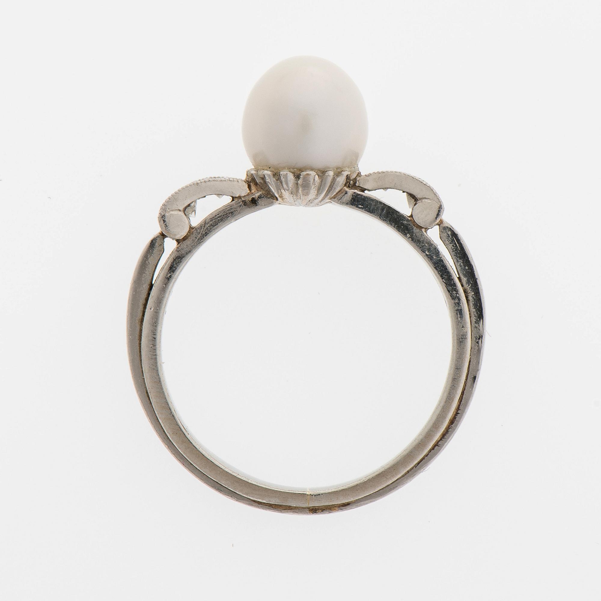 RING, odlad pärla, briljantslipade diamanter, platina. A. Tillander.