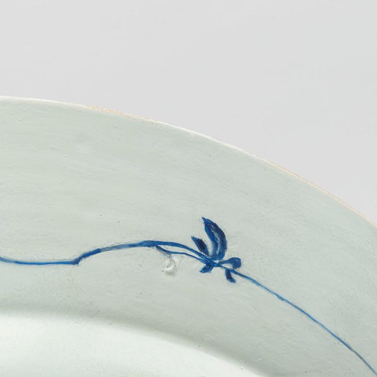 A Chinese Qianlong blue and white porcelain plate.