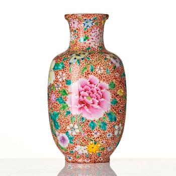 A Chinese vase, 20th century.