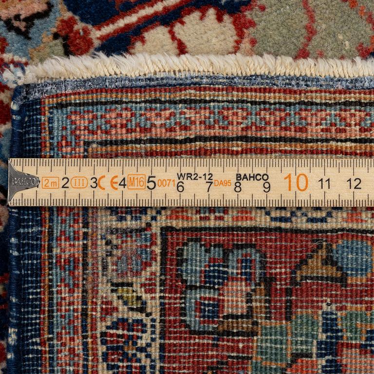 A pair of antique Keshan rugs, central persia, c. 205 x 137 cm.
