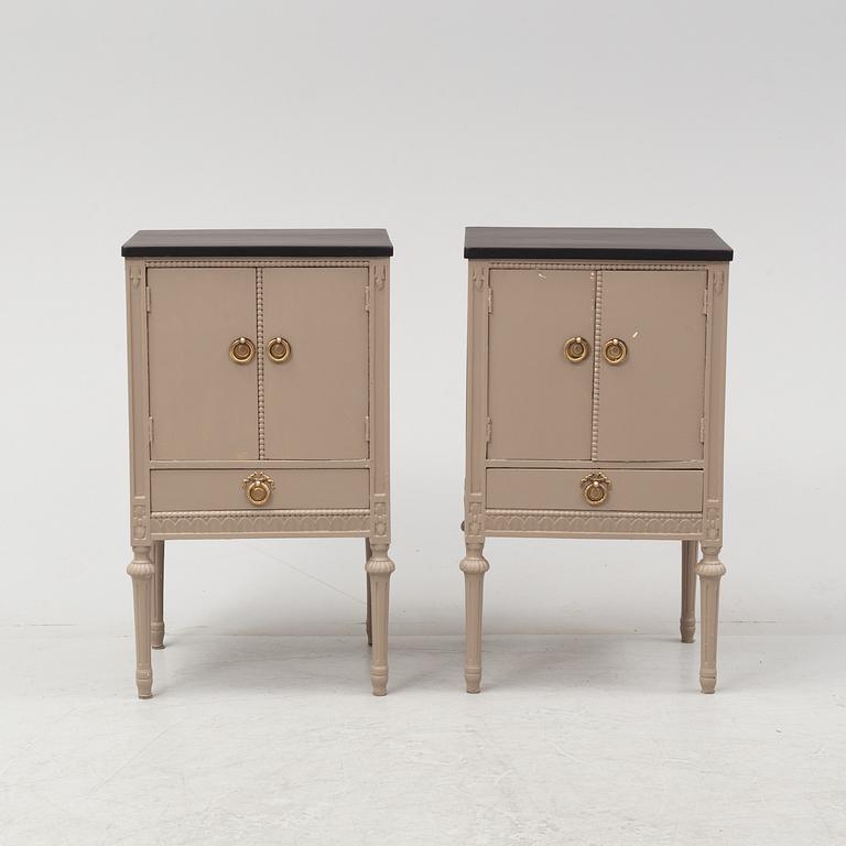 Sängbord, ett par, gustaviansk stil, 1900-talets andra hälft.