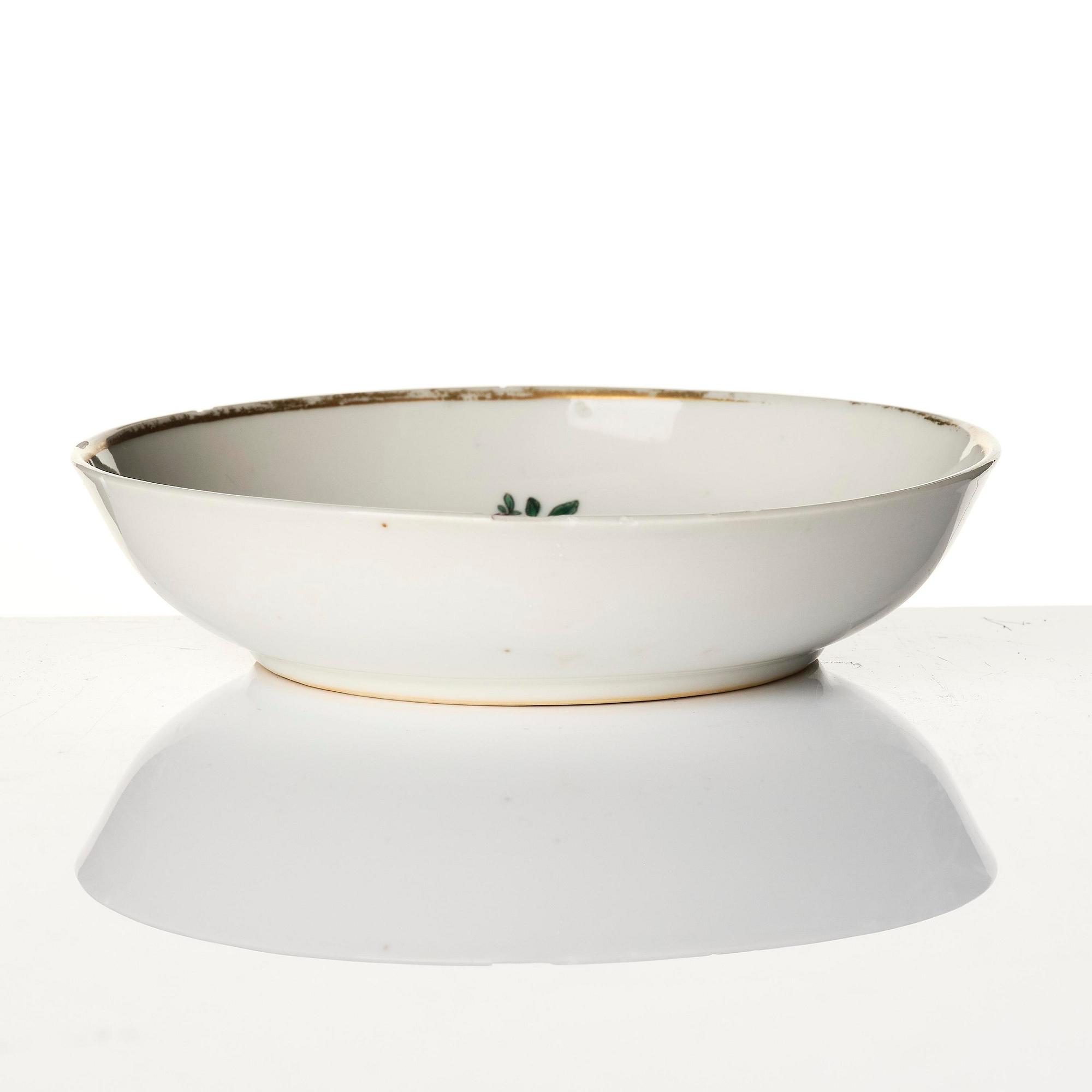 A famille rose armorial cup and stand with the monogram of the Swedish King Gustavus III, Qing dynasty, 18th century.