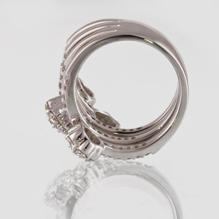 RING, 18K vitguld med 74 briljantslipade diamanter 2.32 ct. Vikt 11,7 gram.