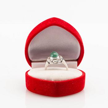 Ring, 18K vitguld med smaragd och diamanter.
