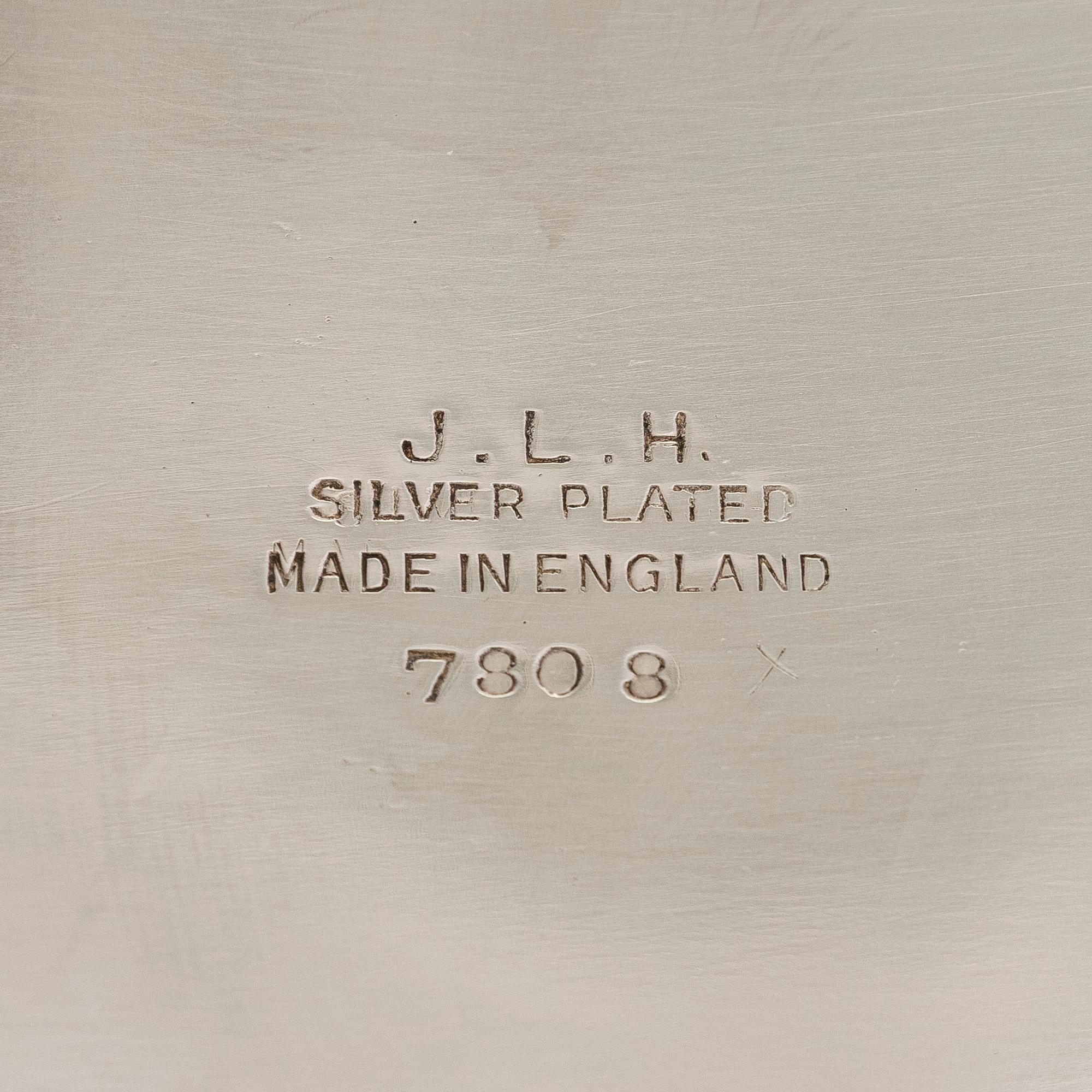 Bricka, försilvrad, England.