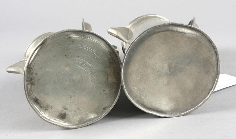SKÄNKKANNOR, 2 st, tenn, 1800-talets slut.