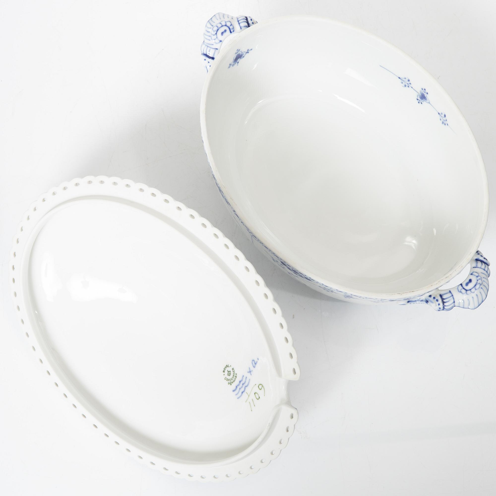 Mat- och kaffeservis, 65 delar, porslin, "Musselmalet", Royal Copenhagen, Danmark.