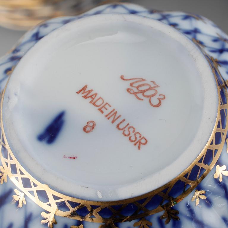 TE- samt KAFFESERVIS, 34 delar, porslin, "Cobalt Net" Lomonosov, Made in USSR, 1900-talets andra hälft.